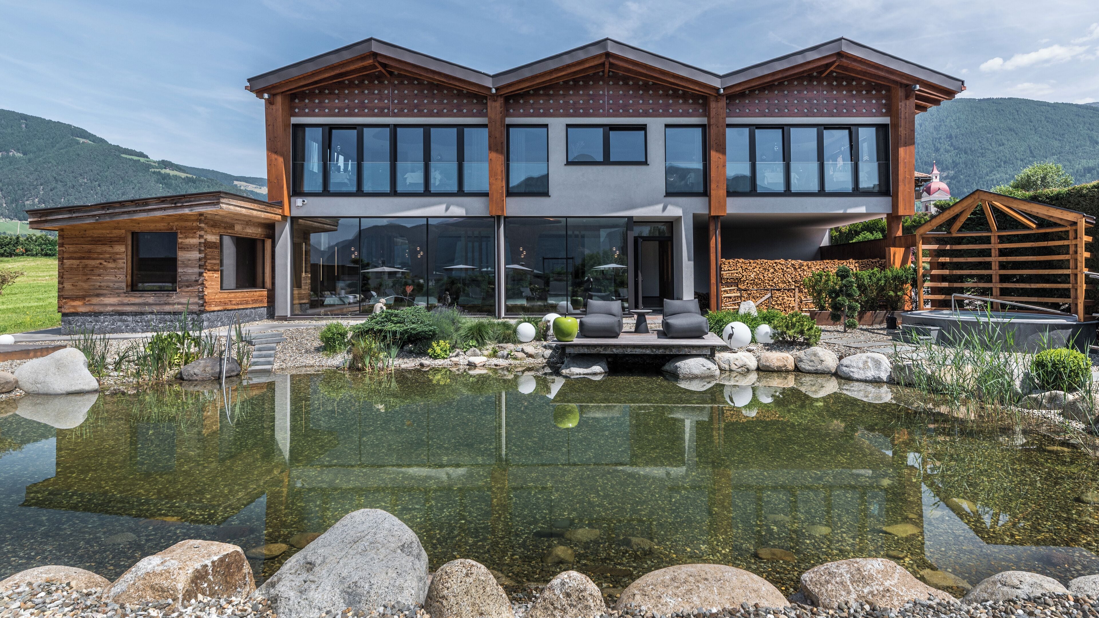 Piscine couverte, piscine extérieure, parasols de plage, chaises longues