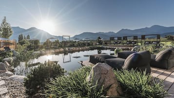 Innenpool, Außenpool, Sonnenschirme, Liegestühle