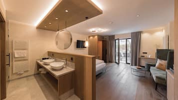 Santana Suite con terrazzo | Una cassaforte in camera, una scrivania, postazione laptop