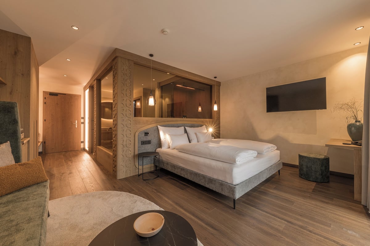 SPA Suite Sinfonia | In-room safe, desk, laptop workspace, blackout curtains