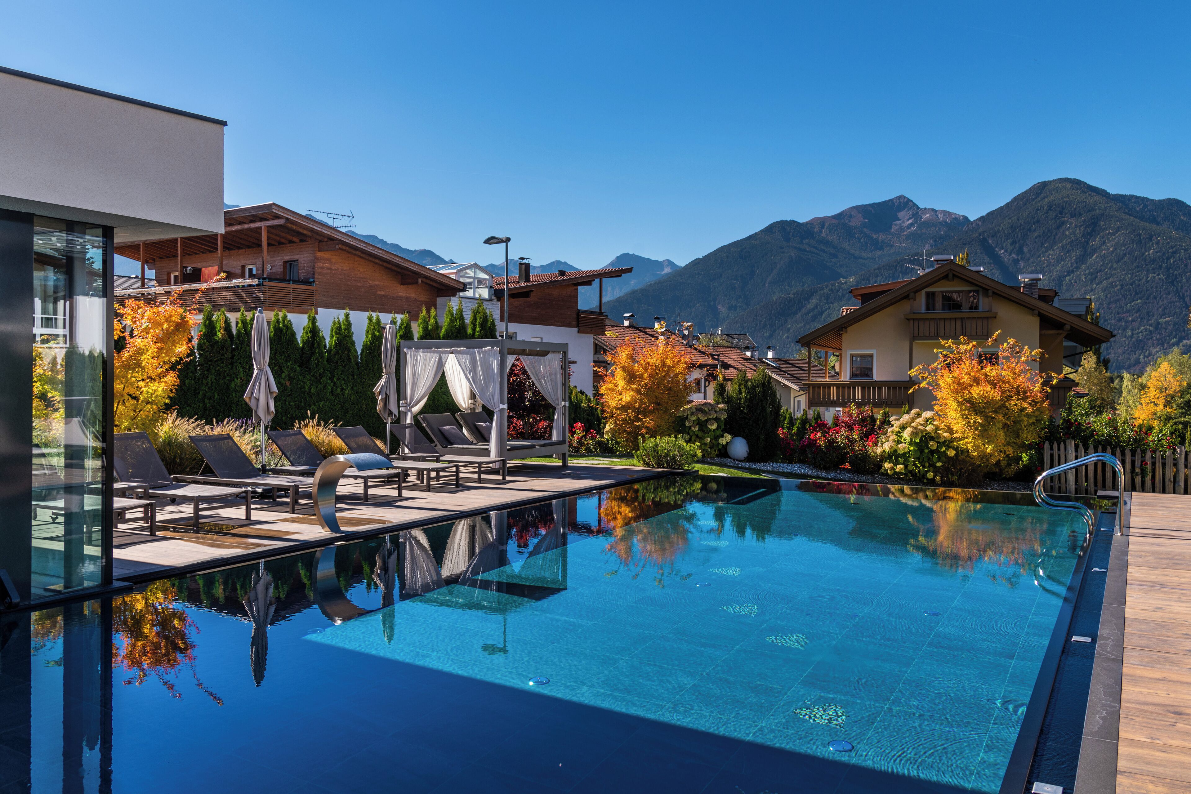 Piscina coperta, piscina all'aperto, ombrelloni da piscina, lettini