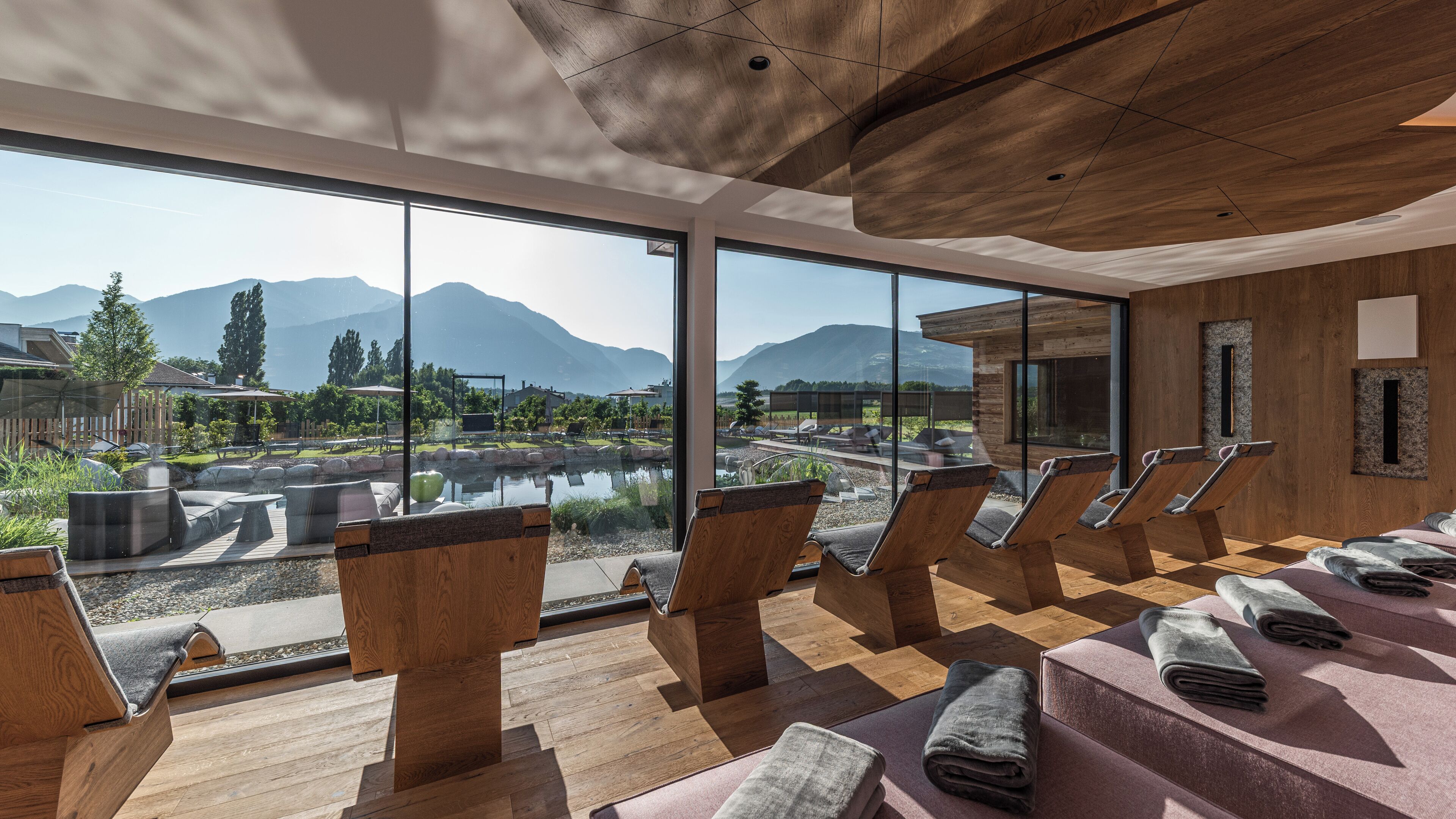 Piscine couverte, piscine extérieure, parasols de plage, chaises longues