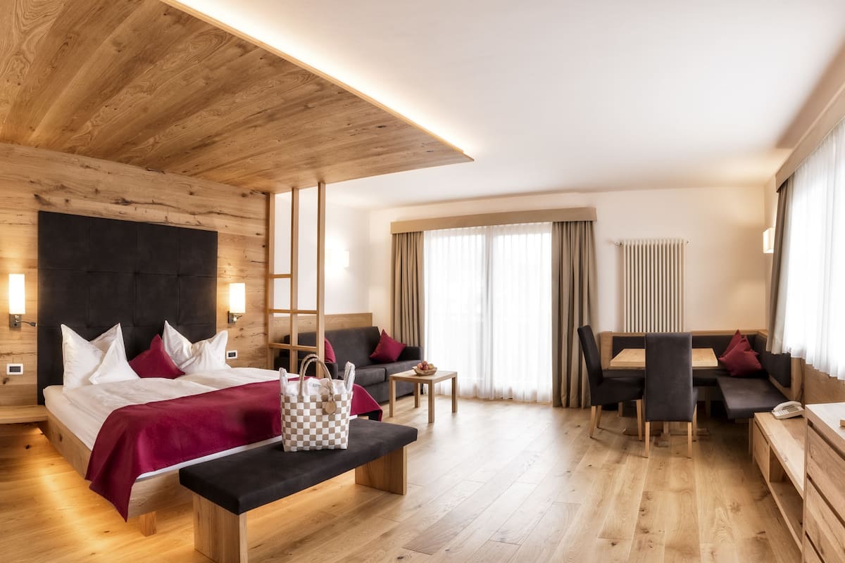 Suite Junior (Sinfonia) | Minibar, una cassaforte in camera, una scrivania, Wi-Fi gratuito