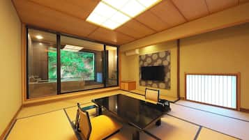 Traditional Room | In-room safe, desk, free WiFi