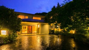 A traditional Japanese house with a tiled entrance and a stone pathway leading to the door. - Kagiya the annex of Senoumi (Minamiizu)