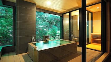 Luxury Room | Bathroom | Spring water bathtub, free toiletries, hair dryer, bidet