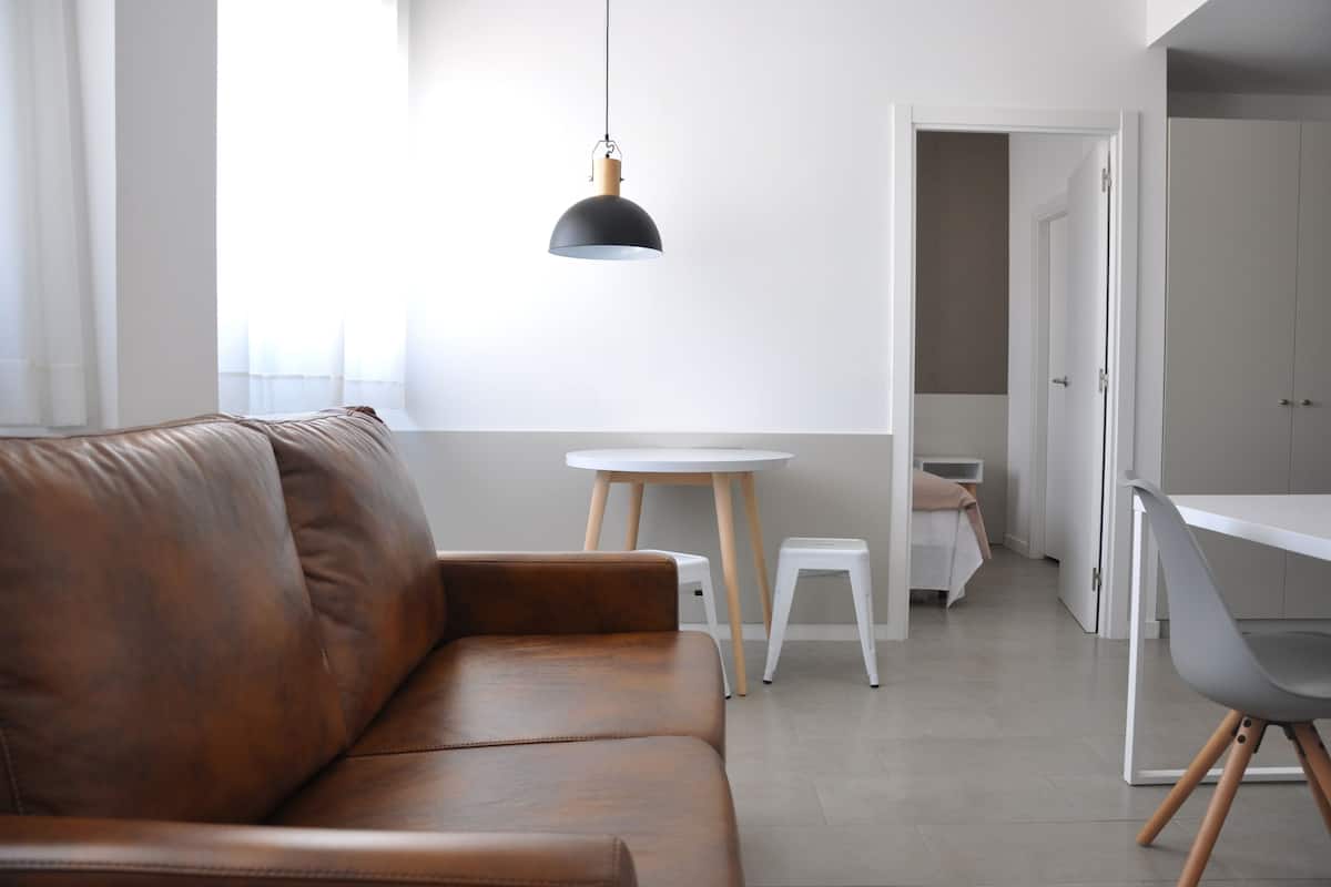 Estudio familiar | Escritorio, tabla de planchar con plancha, wifi gratis y ropa de cama