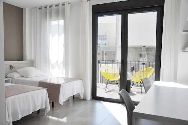 Escritorio, tabla de planchar con plancha, wifi gratis y ropa de cama