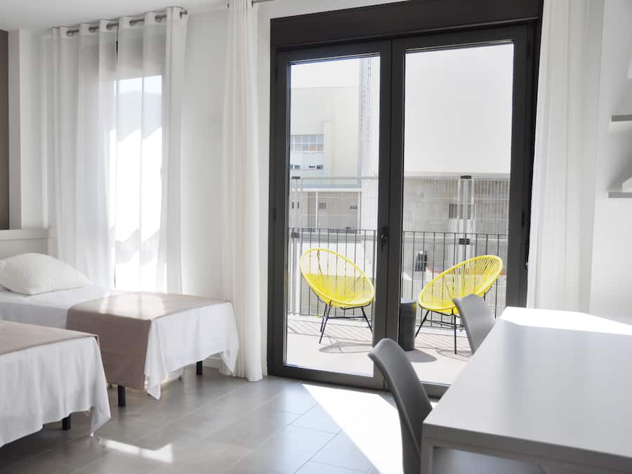 Escritorio, tabla de planchar con plancha, wifi gratis y ropa de cama