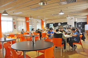Se sirven desayunos, comidas, cenas y cocina local e internacional 