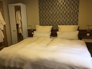 Apartment, 1 Bedroom | 1 bedroom, in-room safe, desk, soundproofing - Gästehaus Monika (Hornbach)