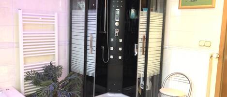 Suite familiale | Douche de la salle de bain