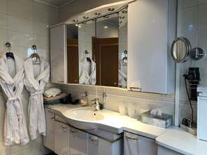 Family Suite | Bathroom | Shower, free toiletries, hair dryer, bathrobes - Gästehaus Monika (Hornbach)