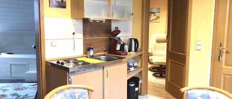 Family Suite | Private kitchenette | Fridge, microwave, oven, stovetop