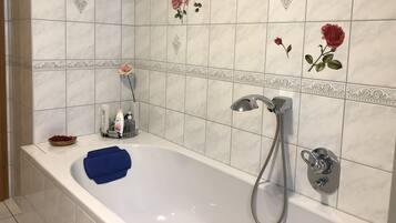 Apartment, Kitchen | Deep-soaking bathtub