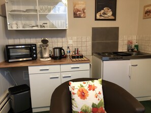 Apartment, 1 Bedroom | Private kitchenette | Fridge, microwave, oven, stovetop - Gästehaus Monika (Hornbach)