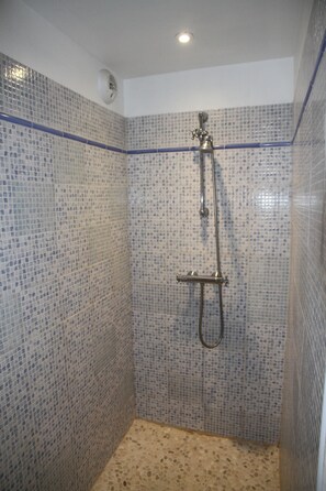 Appartement | Badkamer met douche