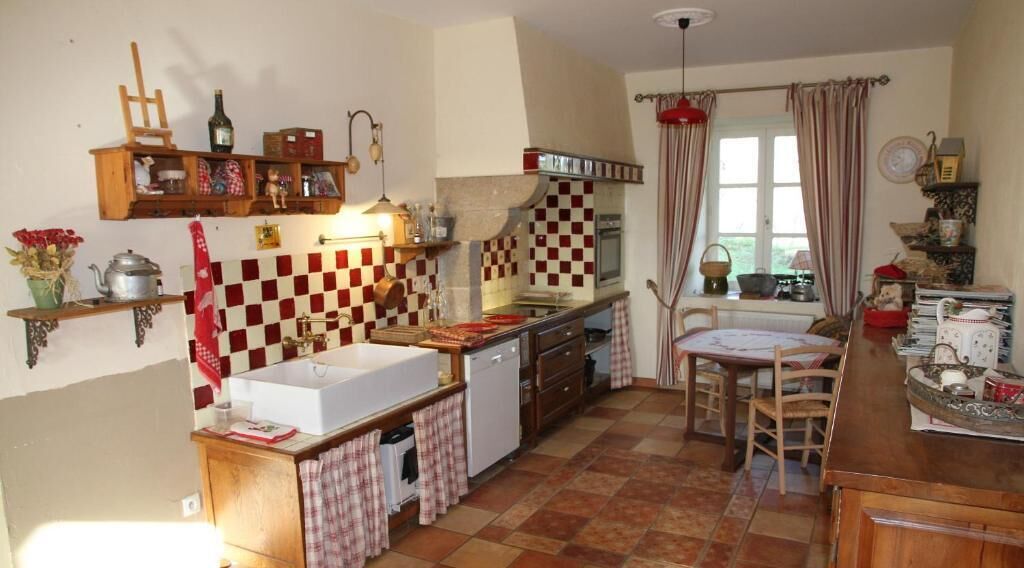 Grand réfrigérateur, micro-ondes, four, plaque de cuisson