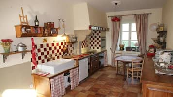 Grand réfrigérateur, micro-ondes, four, plaque de cuisson