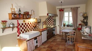 Grand réfrigérateur, micro-ondes, four, plaque de cuisson