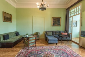 Design-Apartment, 1 Schlafzimmer, Balkon, Flussblick | Wohnzimmer | Flachbildfernseher