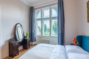 Design-Apartment, 1 Schlafzimmer, Balkon, Flussblick | 1 Schlafzimmer, Bügeleisen/Bügelbrett, kostenloses WLAN
