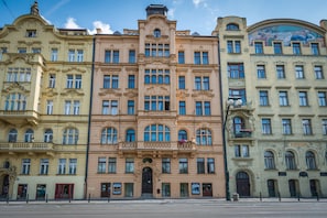 Eine Reihe mehrstöckiger Gebäude mit klassischer Architektur, mit aufwendigen Fassaden und großen Fenstern.