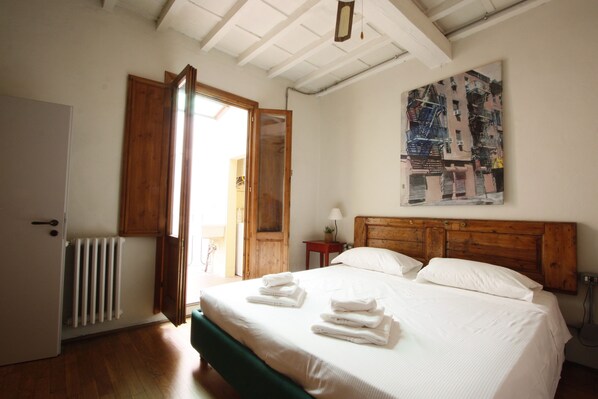2 bedrooms, cots/infant beds, free WiFi, bed sheets - Artistic Flat in Oltrarno Florence (Florence)