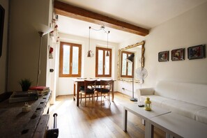 Living room - Artistic Flat in Oltrarno Florence (Florence)