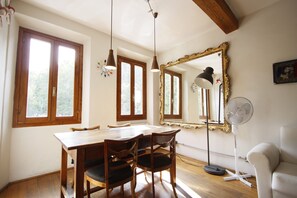 In-room dining - Artistic Flat in Oltrarno Florence (Florence)
