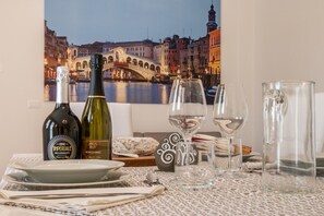 Apartment, 2 Bedrooms (Rialto) | Living area