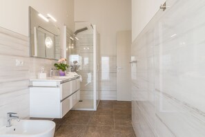 Apartment, 2 Bedrooms (Prosecco) | Bathroom | Shower, towels, toilet paper