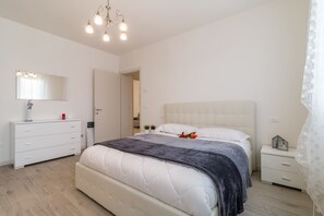 Apartment, 2 Bedrooms (Rialto) | 2 bedrooms, desk, soundproofing, free cribs/infant beds