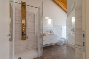 Appartamento, 2 camere da letto (Michelangelo) | Bagno | Doccia, asciugamani, carta igienica