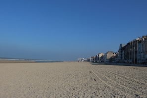 Una playa cerca, arena blanca