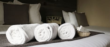 Ducha, artículos de tocador gratuitos, toallas