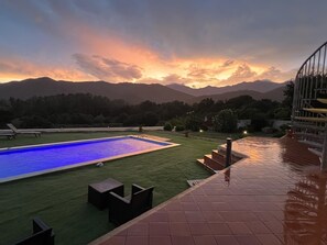 Una piscina al aire libre de temporada