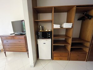 Classic Quadruple Room, Ensuite, Garden View | Individually decorated, individually furnished, soundproofing, free WiFi - House Angeli (Prunelli-di-Fiumorbo)