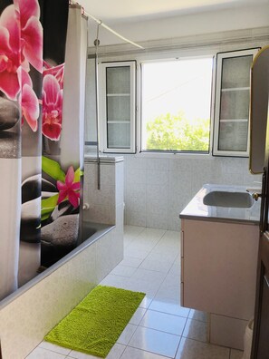 Klassieke vierpersoonskamer, en-suite badkamer, uitzicht op tuin | Badkamer | Handdoeken