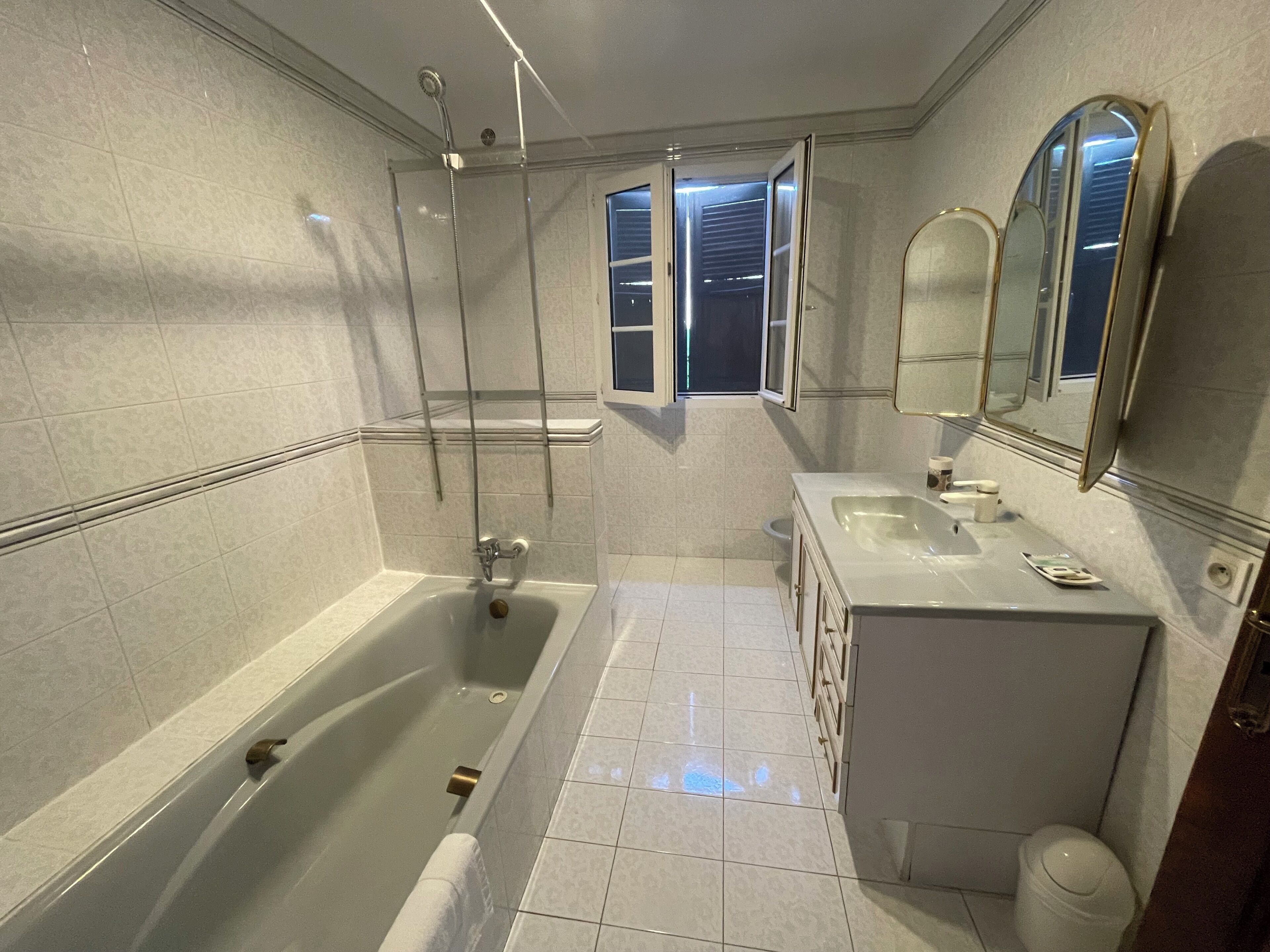 A modern bathroom with a bathtub, a sink, and a toilet.