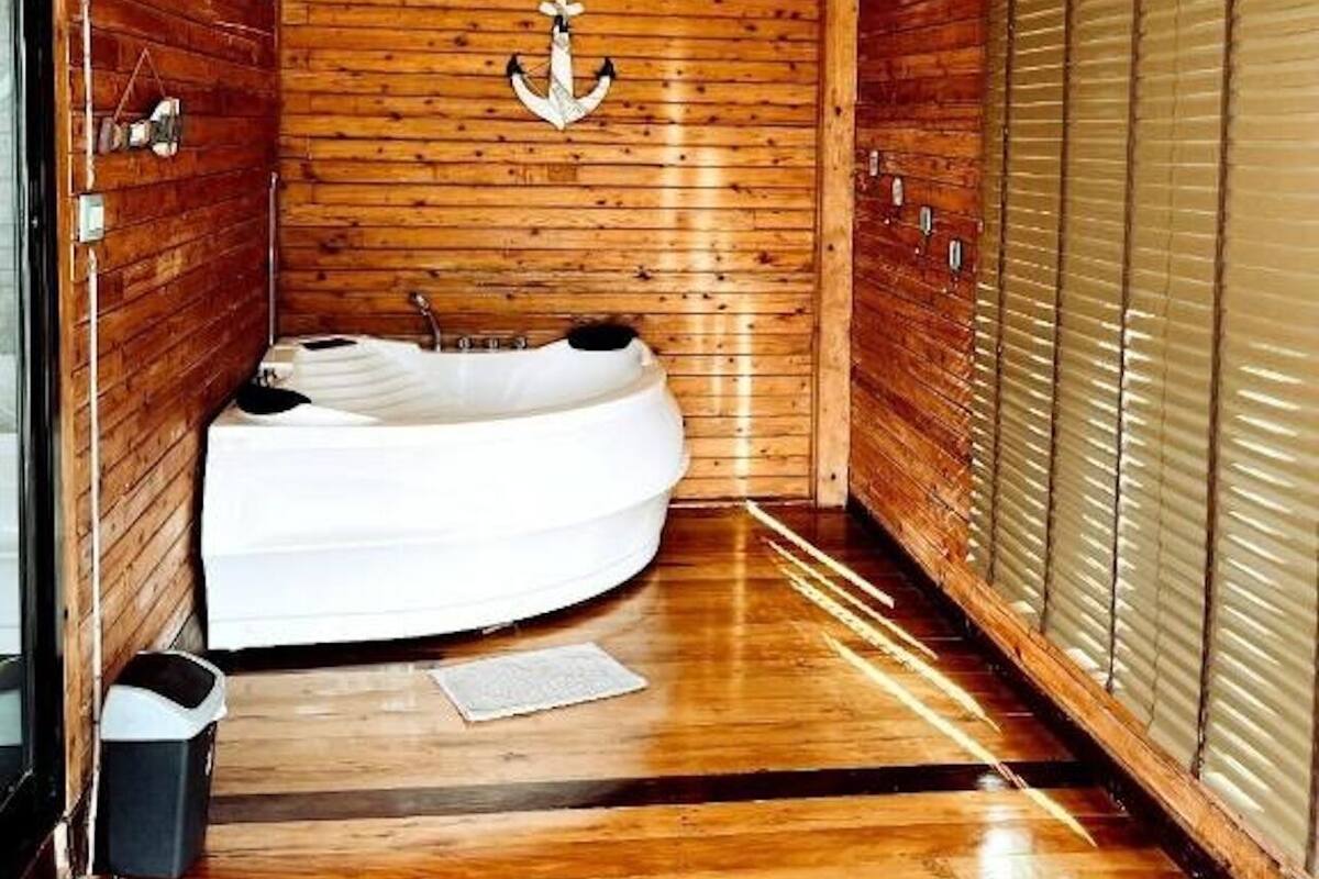 Air-con Bungalow Seaview | WiFi (free), bed sheets