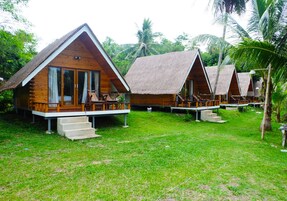 Air-con Bungalow Beach View | Free WiFi, bed sheets
