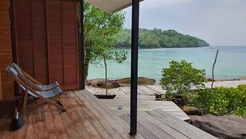 Air-con Bungalow Beach View | Free WiFi, bed sheets