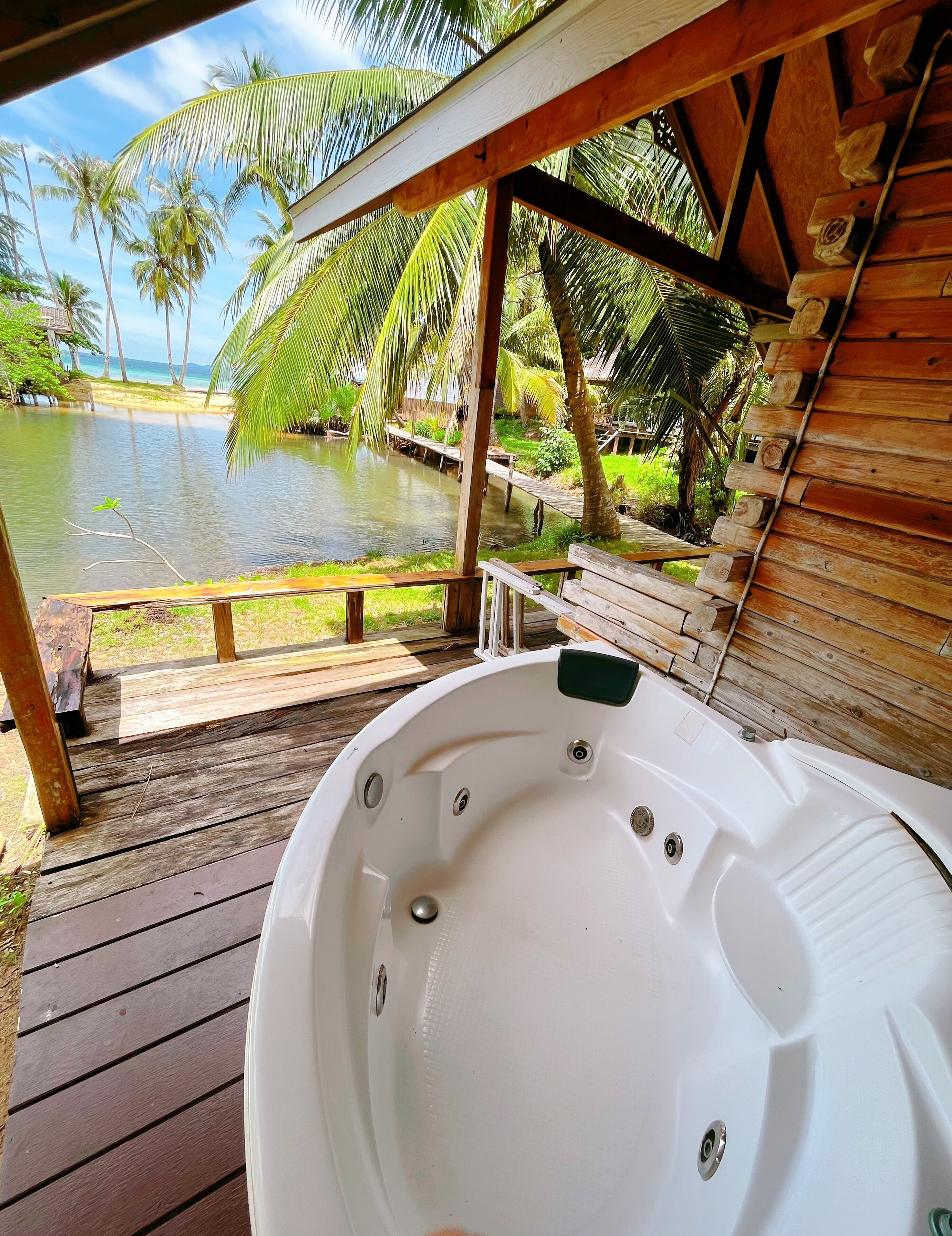 Air-con Bungalow Beach View | Free WiFi, bed sheets