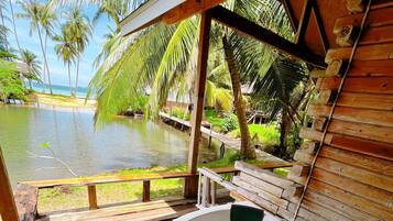 Air-con Bungalow Beach View | Free WiFi, bed sheets