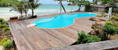 Air-con Bungalow Beach View