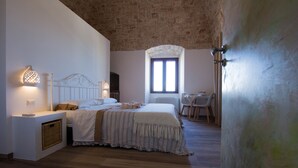 A bedroom with a bed, bedside tables, a window, and a desk with a chair. - Masseria Poli (Conversano)