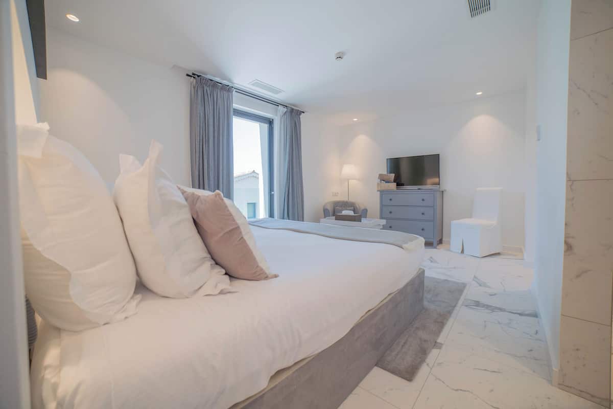 double room (exclusive) | minibar, in-room safe, individually decorated, individually furnished