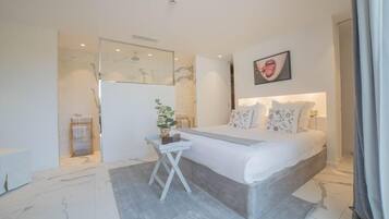 Tweepersoonskamer (Privilege) | Een minibar, een kluis op de kamer, individueel gedecoreerd