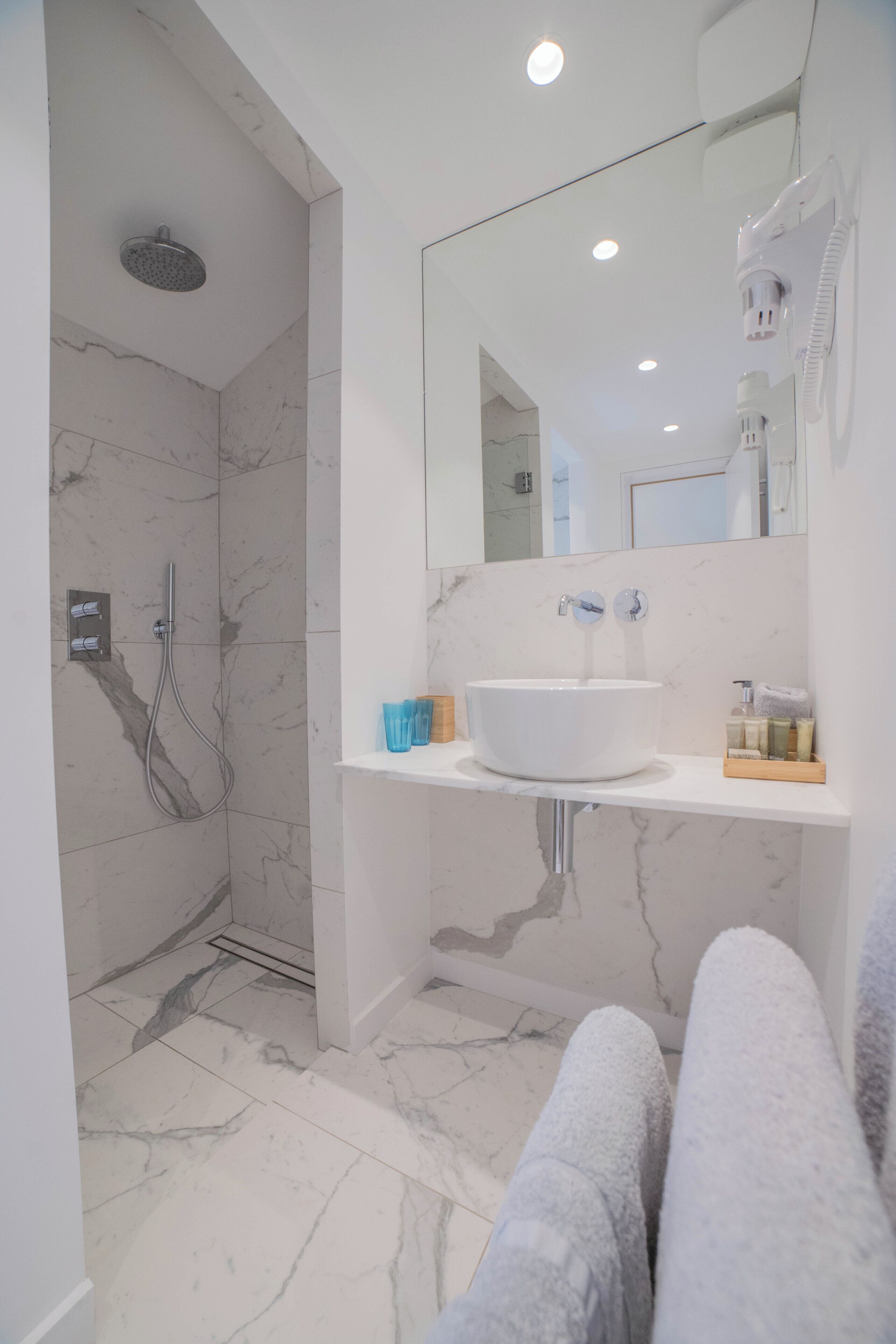 double room (confort) | bathroom | hair dryer, slippers, towels